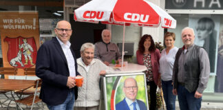 Der Bundestagsabgeordnete Peter Beyer (l.) war mit Vertreterinnen und Vertretern der Wülfrather CDU für ein Infoangebot in der Innenstadt. Foto: CDU Wülfrath