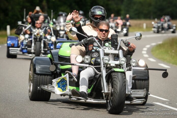 Big Smile for a Child (3) Beim Sommerfest der Schule am Thekbusch in Velbert kann jeder gegen eine SPende für den guten Zweck eine runde auf einem Trike mitfahren. Foto: privat