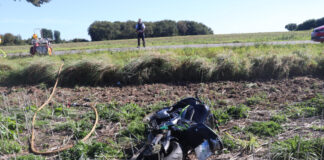 Bei einem Alleinunfall in Mettmann kam ein Motorradfahrer über zehn Meter von der Fahrbahn ab und verletzte sich schwer. Foto: Polizei