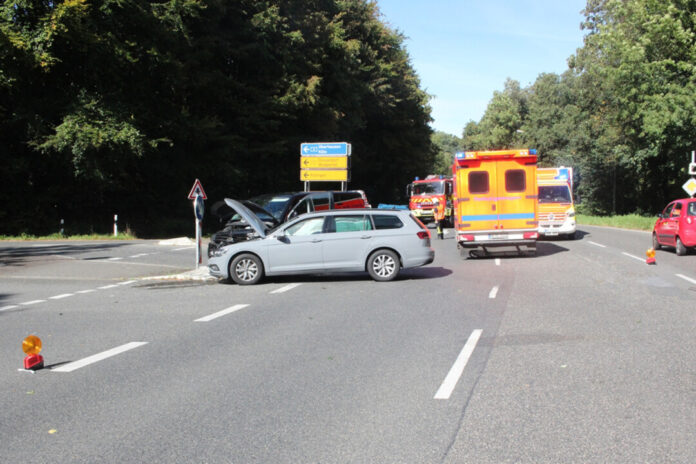 Im Kreuzungsbereich Talstraße/Diepensiepen/Südring in Mettmann kam es am Dienstag zu dem Abbiege-Unfall. Foto: Polizei
