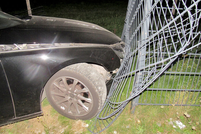 Der Audi wurde durch den Aufprall auf den Stahlzaun massiv beschädigt. Foto: Polizei Haan