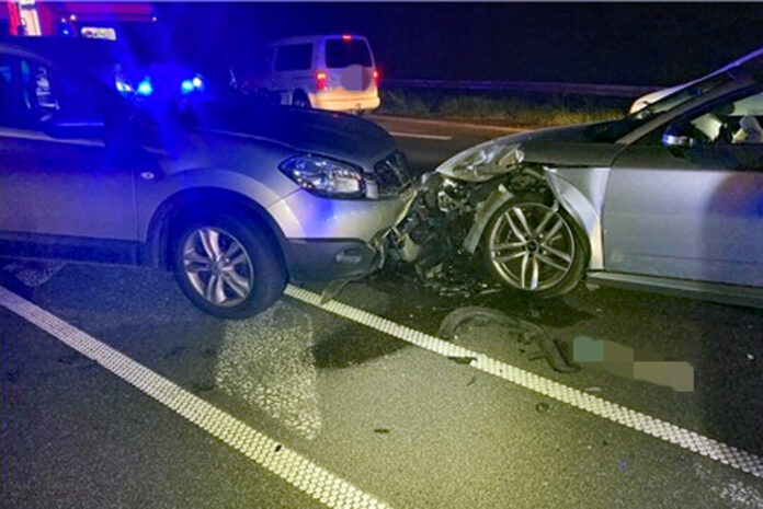 Bei dem Frontalzusammenstoß wurden die Fahrzeuge erheblich beschädigt, die Nissan-Fahrerin schwer verletzt. Foto: Polizei