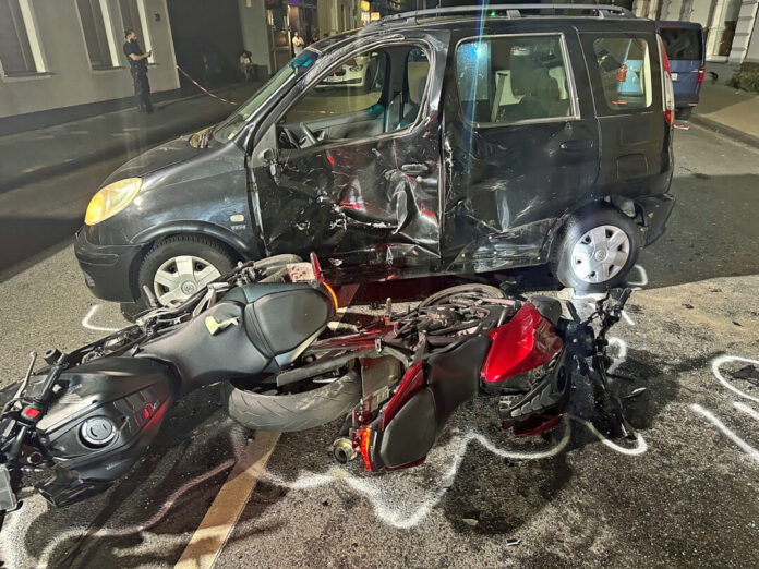 Drei Motorradfahrer prallten hintereinander in die Seite des Toyotas. Foto: Polizei