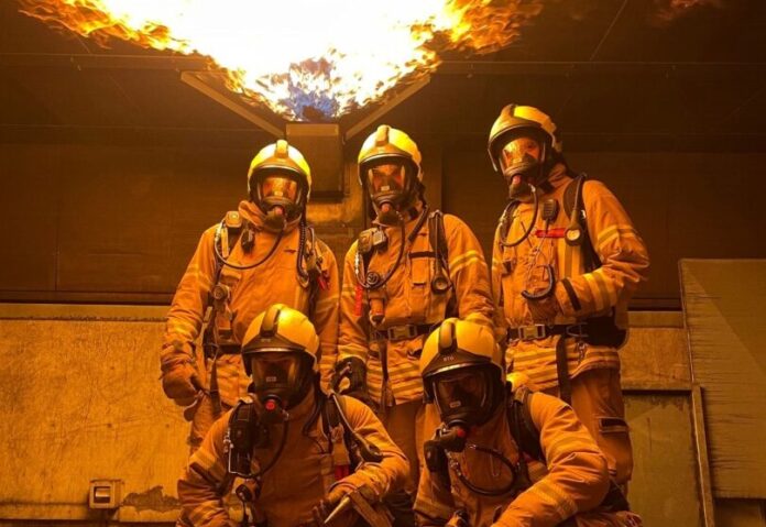 Heiß her ging es für die Auszubildenden in der Brandsimulationsanlage. Foto: FW Ratingen