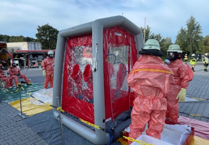 Die Feuerwehr musste einen Dekontaminationsplatz aufbauen. Foto: FW Erkrath