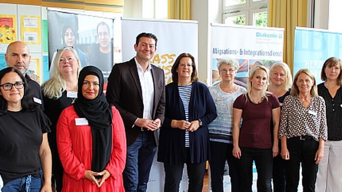 Vor dem Hintergrund der Sparpläne des Bundes haben sich Vertreterinnen und Vertreter dreier Verbände zum Austausch mit den beiden Bundestagsabgeordneten Kerstin Griese (SPD) und Peter Beyer (CDU) getroffen. Foto: Diakonie