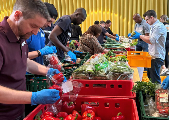 Bei der Vorbereitung für die Lebensmittelausgabe packten alle mit an. Foto: privat