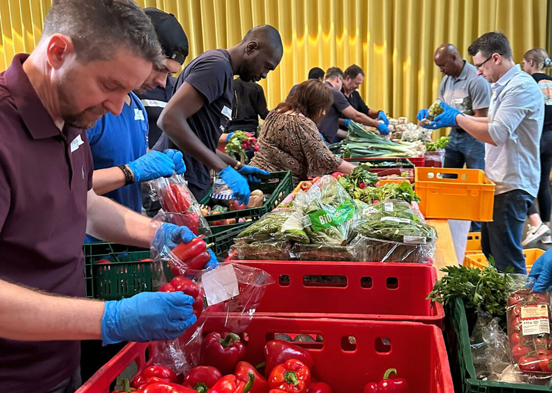 Bei der Vorbereitung für die Lebensmittelausgabe packten alle mit an. Foto: privat