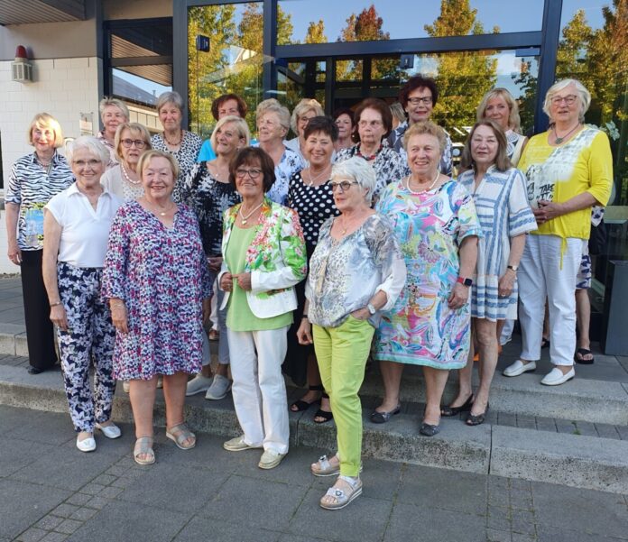 Auch für das obligatorische Gruppenfoto war noch Zeit - die CDU-Frauen am Golfclub Hösel. Foto: privat