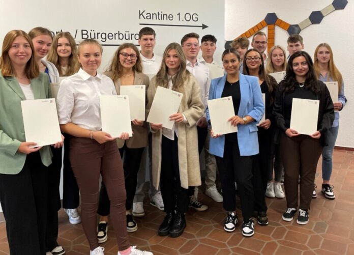Sieben Azubis und zehn Studierende starten beim Finanzamt Velbert durch. Foto: Finanzamt