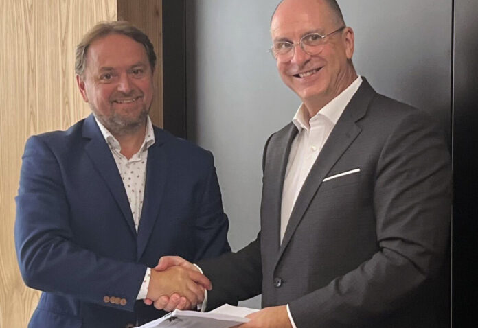 Martin Pecháček und Kersten Janik besiegelten den Vertragsabschluss. Foto: Witte