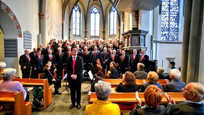 Zwei Chöre, rund 130 Gäste - so fand man es in der Stadtkirche in Wülfrath zum Gloria-Konzert vor. Foto: privat