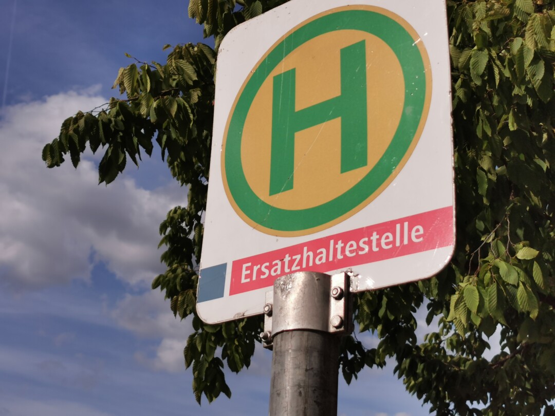 Die Busse fahren vorübergehend eine Ersatzhaltestelle an. Foto: Mathias Kehren