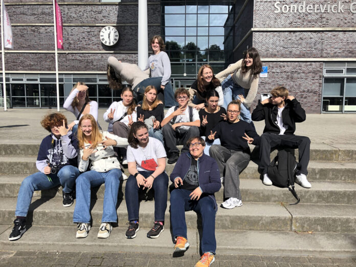 Die Velberter Schülerinnen und Schüler bei ihrem Besuch der Partnerschule in den Niederlanden. Foto: privat