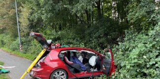 Um an den verletzten Beifahrer zu gelangen und Ihn schonend aus dem Fahrzeug zu retten, schnitten die Feuerwehrleute bei ihrem Einsatz die B-Säule des Fahrzeuges heraus. Foto: FW Haan