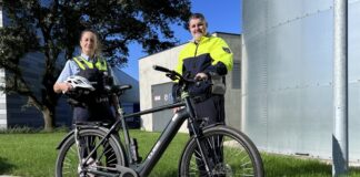 Simone Hakenberg und Matthias Buff von der Verkehrsunfallprävention bieten ein Pedelec-Training an. Foto: Polizei