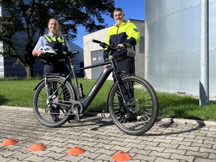 Simone Hakenberg und Matthias Buff von der Verkehrsunfallprävention bieten ein Pedelec-Training an. Foto: Polizei