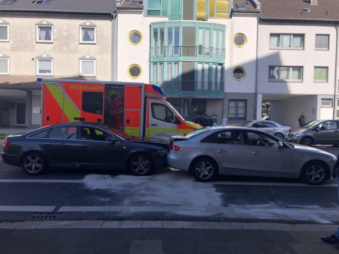 Bei einem Auffahrunfall auf der Berliner Straße in Velbert haben sich fünf Personen leicht verletzt. Foto: Polizei