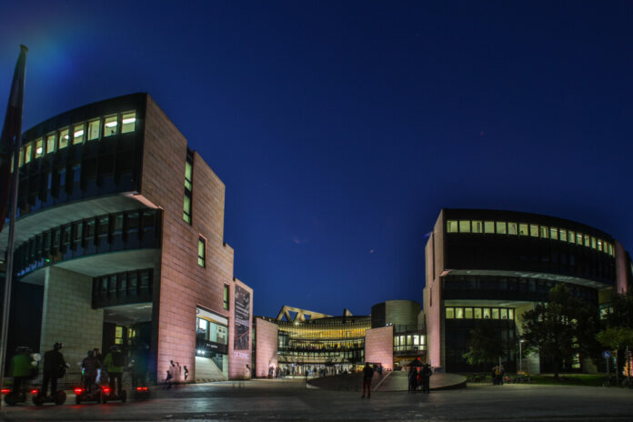 Der illuminierte Landtag in Düsseldorf. Foto: Landtag NRW/Melanie Zanin