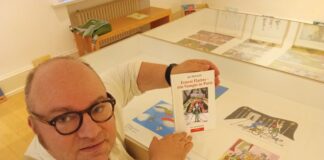 Jan Michaelis mit seinem Buch „Ernest Flatter - ein Vampir in Paris“ vor Ort im Museum. Foto: Judith Michaelis