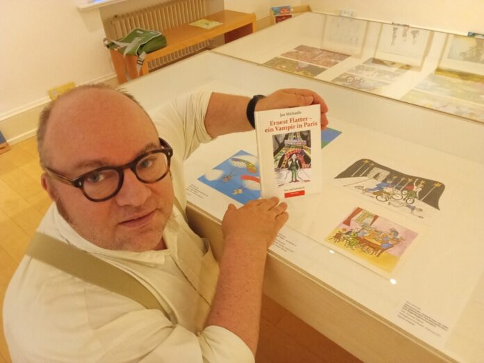 Jan Michaelis mit seinem Buch „Ernest Flatter - ein Vampir in Paris“ vor Ort im Museum. Foto: Judith Michaelis