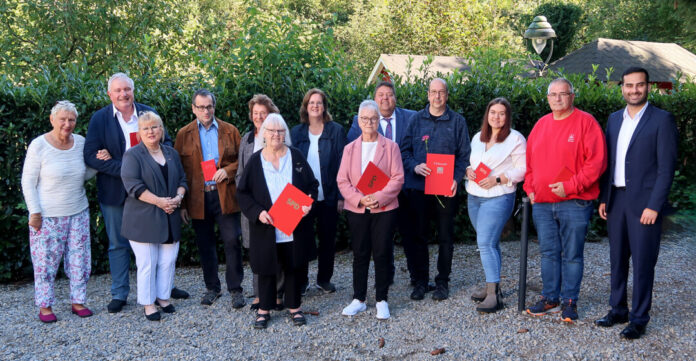Die Jubilare, der SPD-Ortvorstand und Staatssekretairin Griese beim Gruppenfoto: Brigitte Djuric, Fritz Holbeck, Angela Kurpitz-Nadolski, Burak Gürdal, Rita Rauscher, Ute Meulenkamp, Kerstin Griese, Ruth Adomaitis, Matthias Gohr, Jörg Armbruster, Lena Stender, Andrezej Wontka und Shamail Arshad. Foto: SPD
