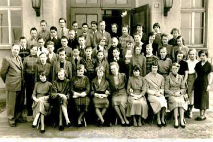 Abschlussfoto 1955 - nach 68 Jahren wollen sich die ehemligen Schülerinnen und Schüler wiedersehen. Foto: Archiv Schemann