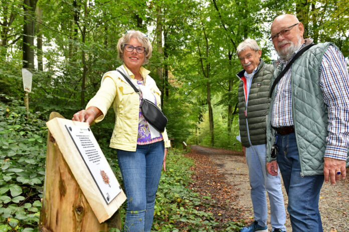 Christa und Heinz-Peter Schreven (r.) mit Günter Gutzeit vom VVH am Eingang zum Gedichtepfad. Foto: Mathias Kehren