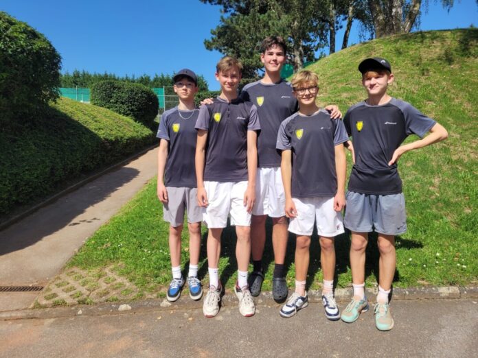 Gleich zweimal schlugen die U15 Jungen am letzten Wochenende zum Sieg auf: 6:0 gegn Blau Weiß Elberfeld und 4:2 gegen TC Ohligs. Von links nach rechts: Thias Günther, Simon Hilgert, Len Bachmann, Marlon Eick und Luis Bischoff. Foto: NBV