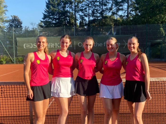 Die U18 Mädchen vom Netzballverein haben am vergangenen Spieltag mit 5:1 beim Haaner TC gewonnen und damit den Aufstieg in die Bezirksliga klar gemacht: Von links nach rechts: Annabelle Rother, Lara Schomaker, Sophie Graf, Jule Tüller und Lynn Guska. Foto: NBV