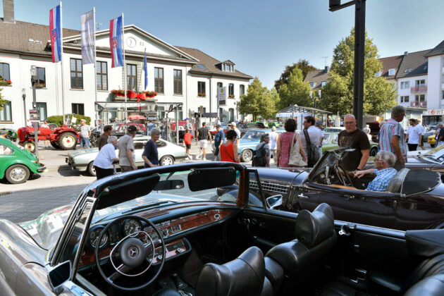 Hunderte automobile Klassiker sind rund um das Rathaus in Heiligenhaus zu bestaunen. Foto: Mathias Kehren