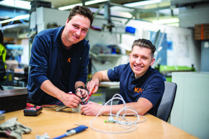 Peter Görtz und Tim Schlagowski machen eine Ausbildung zum Mechatroniker bei KFV in Velbert. (Foto: A. Roth/ Schlüsselregion e.V.)