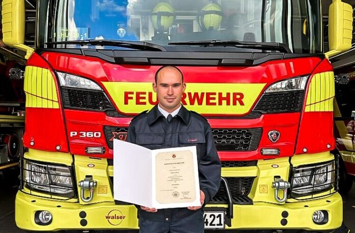 Jannik Pollheim zeigt seine Ernennungsurkunde. Foto: FW Ratingen