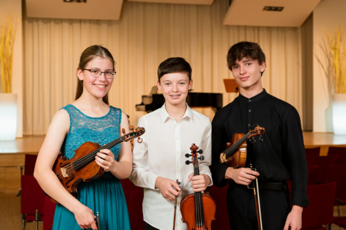 Philipp Chernomor (Mitte) gewann den Ferdinand-Trimborn-Förderpreis 2023 vor Anatholy Tizian Moseler (2, Platz, rechts) und Amelie Westerkamp (3. Platz, links). Foto: Maik Grabosch