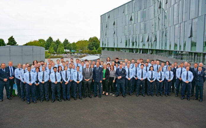 Die Kreispolizeibehörde Mettmann begrüßte 66 neue Kolleginnen und Kollegen. Foto: Polizei
