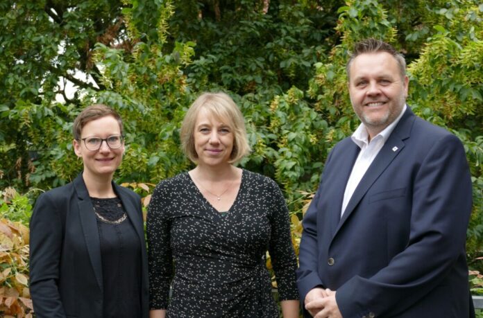 Anne Rillig (Leiterin Krebsberatung), Katja Schenk (Beraterin), Jens Lübbe (Geschäftsführer PariSozial Essen). Foto: PariSozial