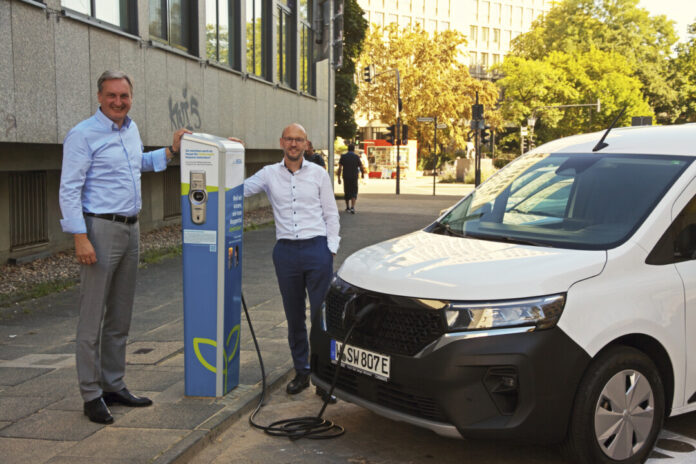 Andy Völschow, Leiter Kunden- & Quartierslösungen bei den WSW, bei der Inbetriebnahme der neuen Ladestation in der Kasinostraße am 7. September. Foto: WSW