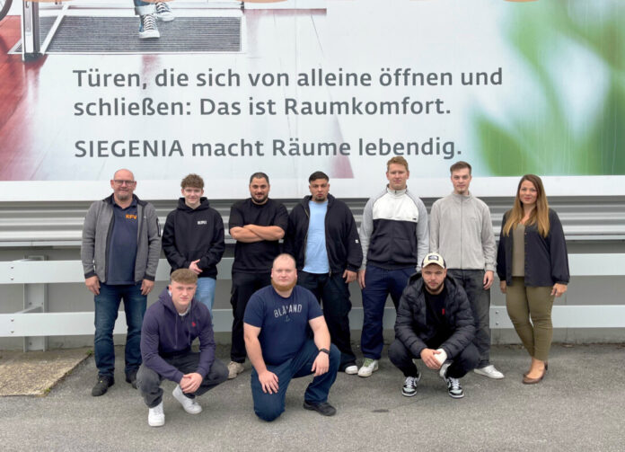 Die neun neuen Auszubildenden bei Siegenia in Velbert freuen sich auf den Start ins Berufsleben. Foto: Siegenia
