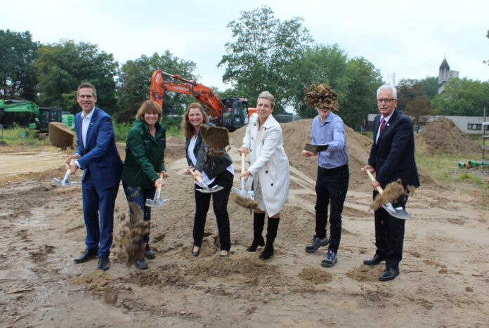 Bürgermeister Christoph Schultz, Projektverantwortliche Ute van Thiel, Schulleiterin Nina Crescenzi von der Grundschule Sandheide, Schulleiterin Christine Schub vom Förderzentrum, Projektverantwortlicher Jan Neubert sowie Landrat Thomas Hendele nahmen zusammen jeweils einen Spaten in die Hand, um den Baubeginn des interkommunalen Neubauprojektes gemeinsam einzuläuten. Foto: Stadt Erkrath