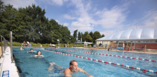 Wie in jedem Jahr nehmen die Ratinger Bäder das Außensportbecken im Allwetterbad in der kalten Jahreszeit außer Betrieb. Foto: Achim Blazy/Stadtwerke Ratingen