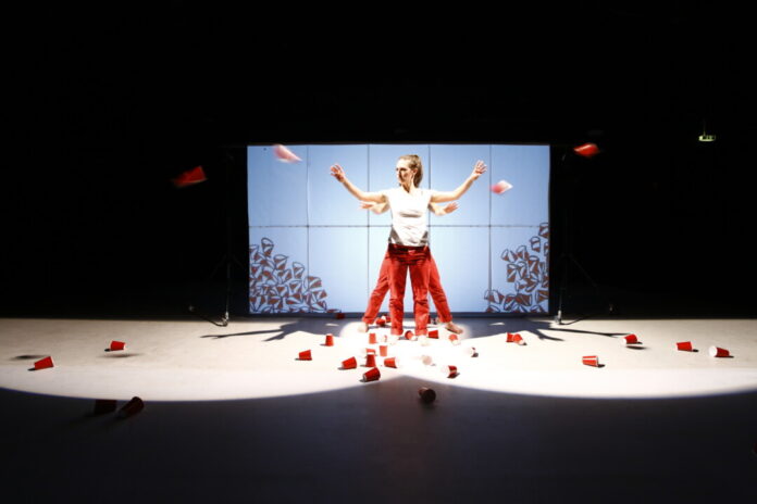 Die „Performing:Group“ führte für rund 230 Jugendliche das Stück „TRASHedy“ in der Stadthalle auf. Foto: C. Nestroy