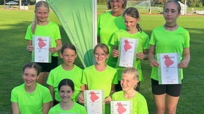 Trainer Kerstin Strufe mit dem U14-Team. Foto: TuS 08 Lintorf