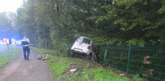 Der VW Caddy landete im Straßengraben. Foto: Polizei