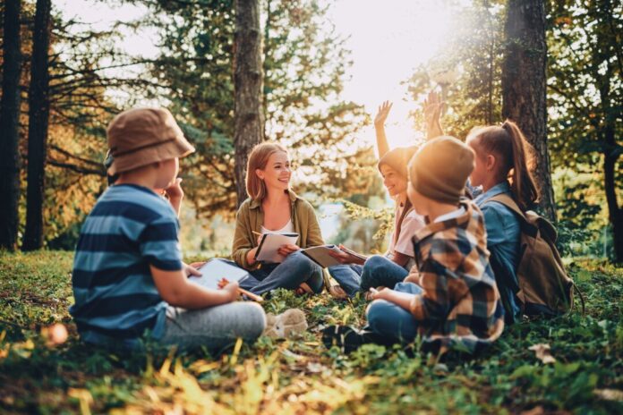 Die Volksbank im Bergischen Land bringt den Klimaschutz ins Klassenzimmer – mit dem Projekt „Wir und der Wald“ für Grundschüler. Foto: BVR