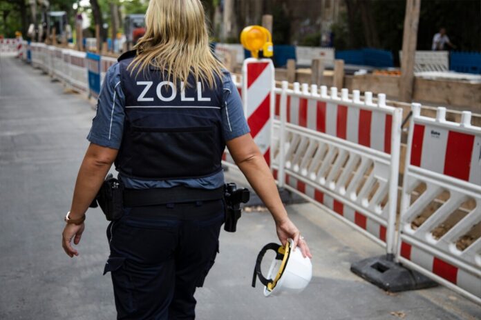 Eine Zollbeamtin an einer Baustelle. Foto: IG BAU/Tobias Seifert