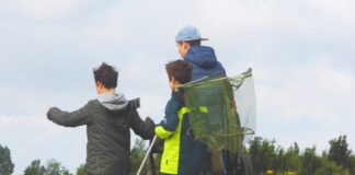Jugendliche auf dem Weg zum Angeln. Foto: Egon Luettke