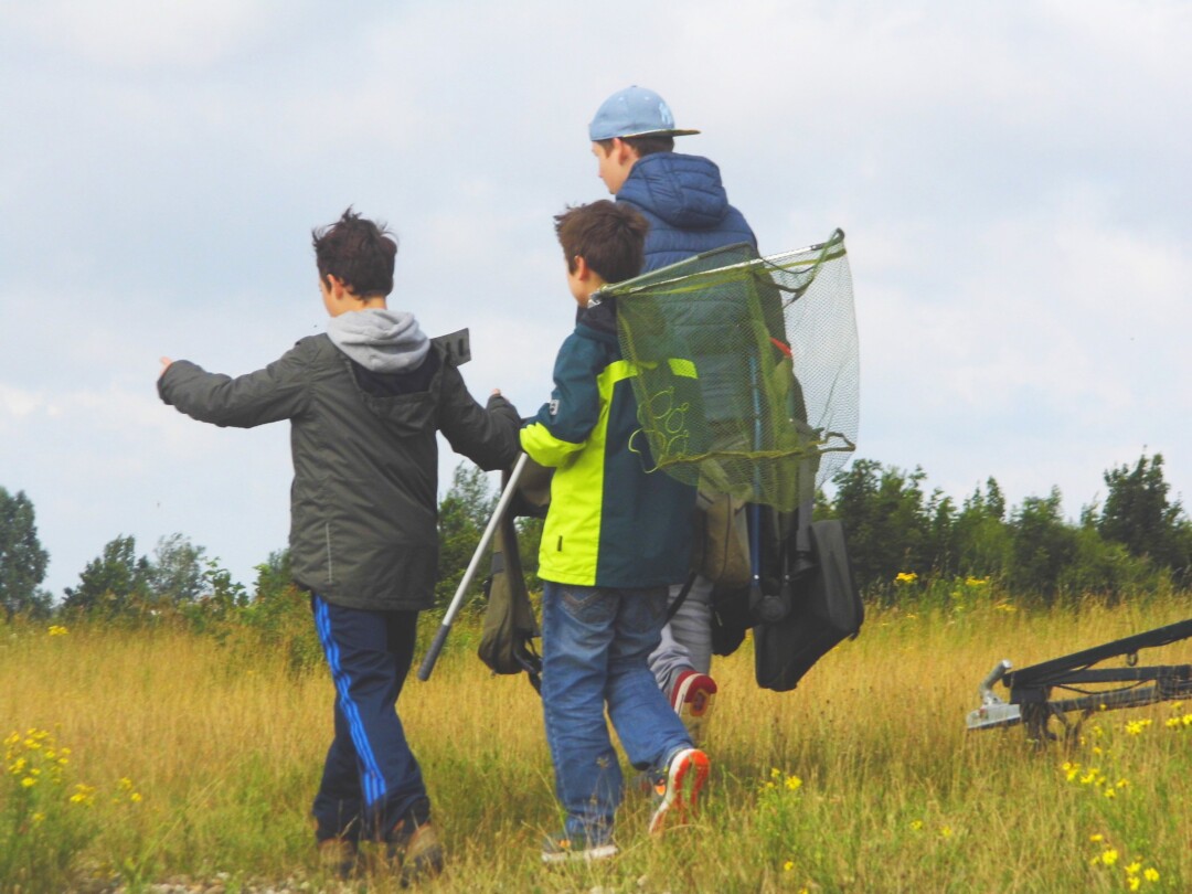 Jugendliche auf dem Weg zum Angeln. Foto: Egon Luettke