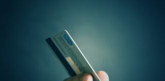 Eine Erkratherin übergab Geld und zwei Bankkarten an einen Unbekannten. Foto: pixabay