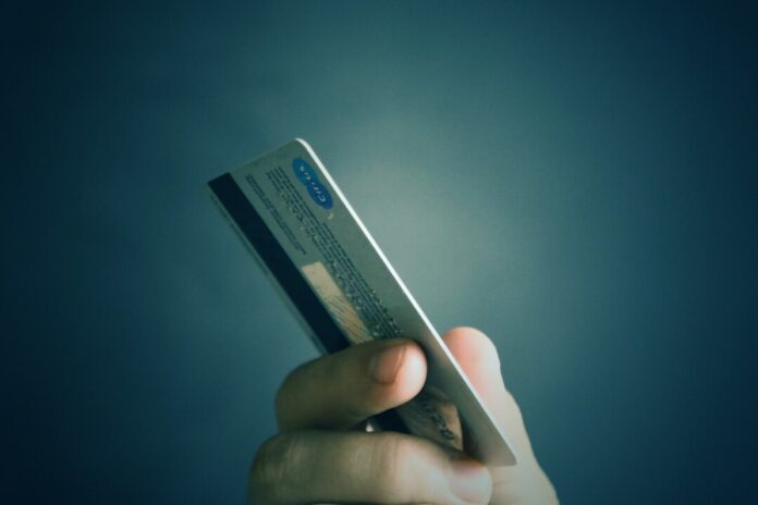 Eine Erkratherin übergab Geld und zwei Bankkarten an einen Unbekannten. Foto: pixabay