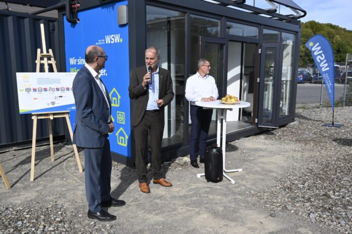 Bei der Eröffnung der Wärmezentrale für das Living Lab NRW (von links): Frank Schwarz (Leiter Produktinnovation & Anlagentechnik WSW), Professor Dr.-Ing. Karsten Voß (Lehrstuhl für Bauphysik und Technische Gebäudeausrüstung Bergische Universität Wuppertal), Andreas Brinkmann (Leiter Absatzmanagement Geschäftskunden WSW). Foto: WSW